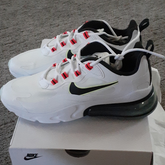 Air Max 270 React - Picture 2 of 5